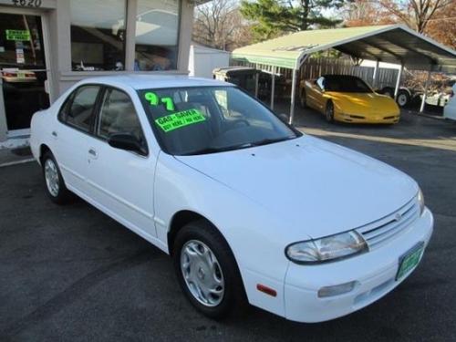 Photo of a 1995-1997 Nissan Altima in Cloud White (paint color code QM1)