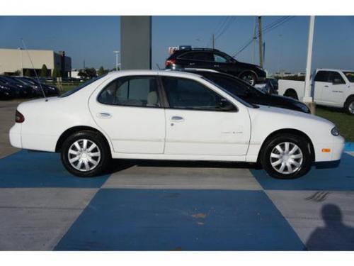 Photo of a 1995-1997 Nissan Altima in Cloud White (paint color code QM1)