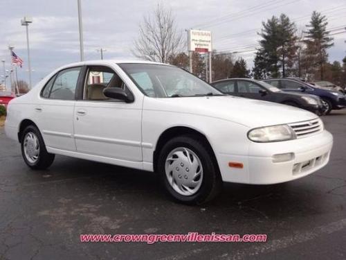 Photo of a 1995-1997 Nissan Altima in Cloud White (paint color code QM1)