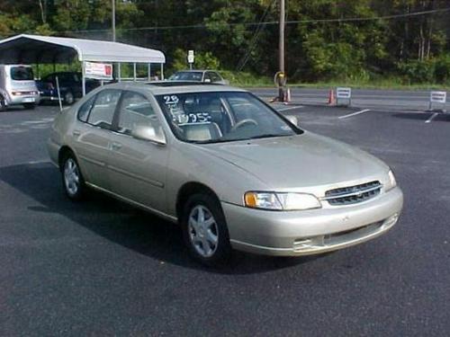 Photo of a 1998-1999 Nissan Altima in Champagne (paint color code ES0)