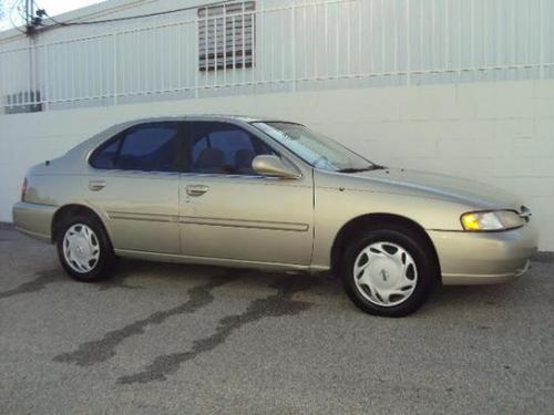 Photo of a 1998-1999 Nissan Altima in Champagne (paint color code ES0)