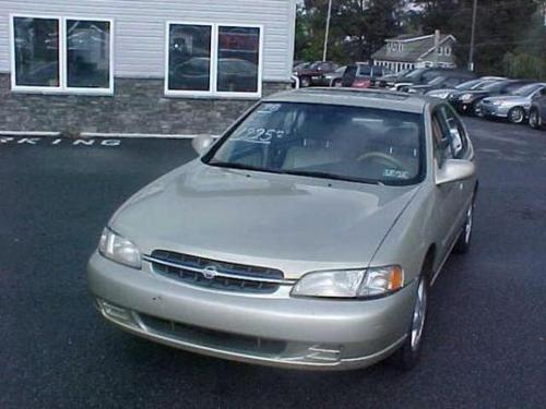 Photo of a 1998-1999 Nissan Altima in Champagne (paint color code ES0)