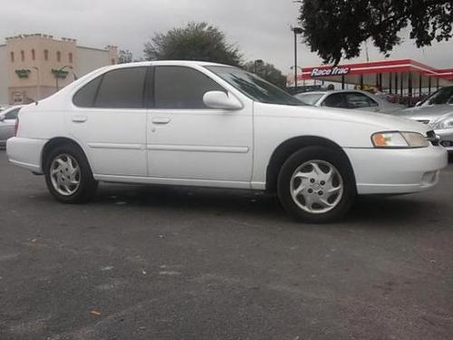 Photo of a 1998-2001 Nissan Altima in Cloud White (paint color code QM1)