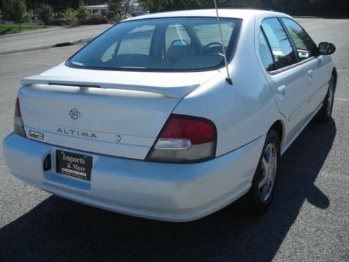 Photo of a 1998-2001 Nissan Altima in Cloud White (paint color code QM1)