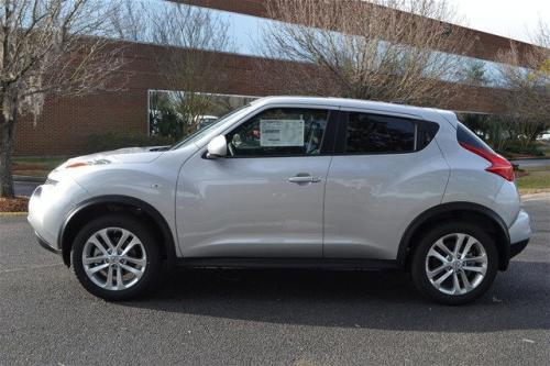 Photo of a 2013-2017 Nissan Juke in Brilliant Silver (paint color code K23)