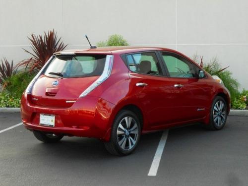 Photo of a 2011-2015 Nissan Leaf in Cayenne Red (paint color code NAH)