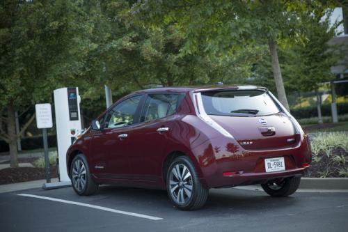 Photo of a 2016-2017 Nissan Leaf in Coulis Red (paint color code NAW)