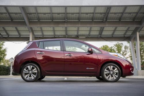 Photo of a 2016-2017 Nissan Leaf in Coulis Red (paint color code NAW)