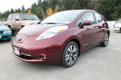 Photo of a 2016-2017 Nissan Leaf in Coulis Red (paint color code NAW)