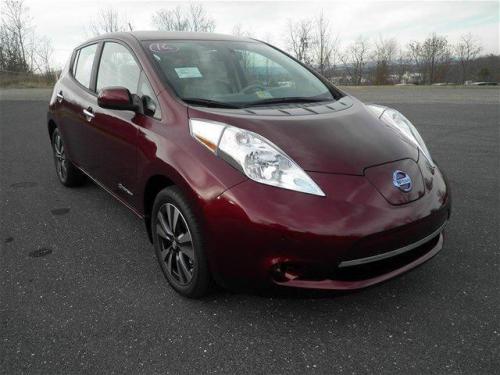 Photo of a 2016-2017 Nissan Leaf in Coulis Red (paint color code NAW)