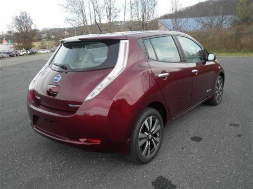 Photo of a 2016-2017 Nissan Leaf in Coulis Red (paint color code NAW)