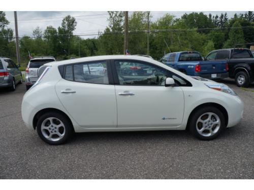 Photo of a 2011-2012 Nissan Leaf in Glacier Pearl (paint color code QX1)