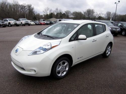 Photo of a 2011-2012 Nissan Leaf in Glacier Pearl (paint color code QX1)