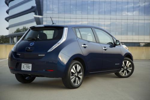 Photo of a 2016-2017 Nissan Leaf in Deep Blue Pearl (paint color code RAY)