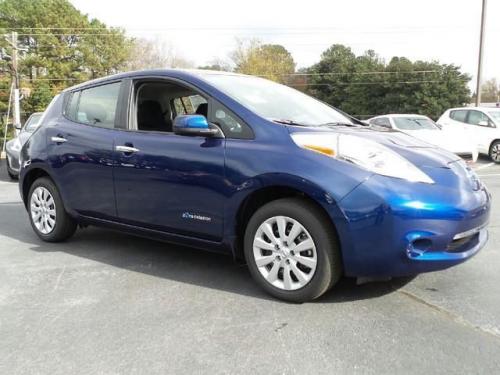 Photo of a 2016-2017 Nissan Leaf in Deep Blue Pearl (paint color code RAY)