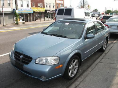 Photo of a 2000-2001 Nissan Maxima in Satin Blue Pearl (paint color code BV3)