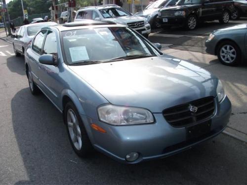 Photo of a 2000-2001 Nissan Maxima in Satin Blue Pearl (paint color code BV3)