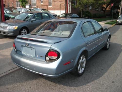 Photo of a 2000-2001 Nissan Maxima in Satin Blue Pearl (paint color code BV3)