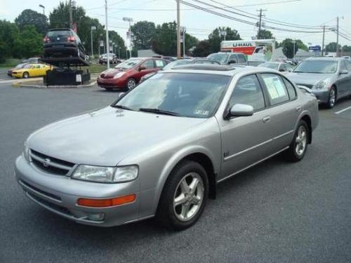 Photo of a 1998-1999 Nissan Maxima in Sterling Mist (paint color code KT3)