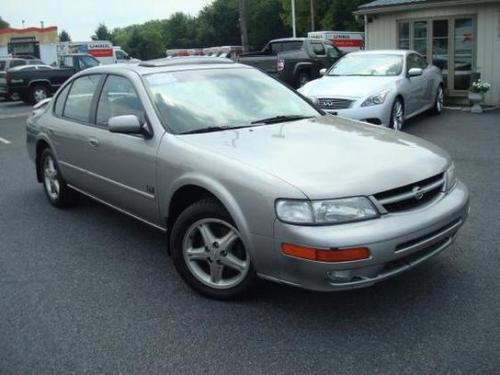 Photo of a 1998-1999 Nissan Maxima in Sterling Mist (paint color code KT3)