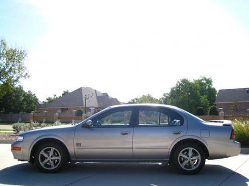 Photo of a 1998-1999 Nissan Maxima in Sterling Mist (paint color code KT3)