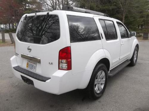 Photo of a 2005-2012 Nissan Pathfinder in Avalanche (paint color code QM1)