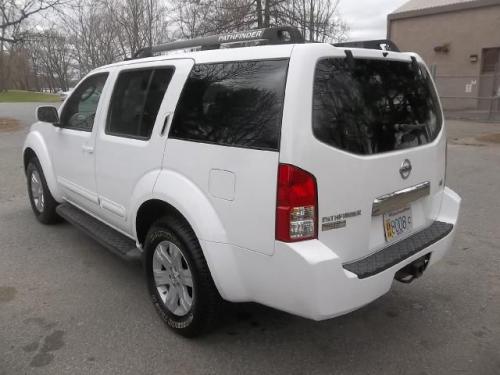 Photo of a 2005-2012 Nissan Pathfinder in Avalanche (paint color code QM1)