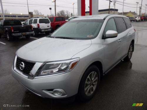 Photo of a 2013-2020 Nissan Pathfinder in Brilliant Silver Metallic (paint color code K23)