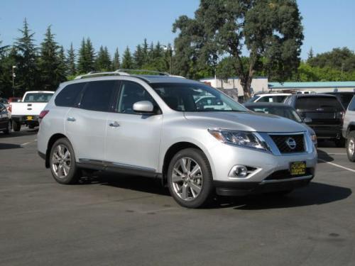 Photo of a 2013-2020 Nissan Pathfinder in Brilliant Silver Metallic (paint color code K23)