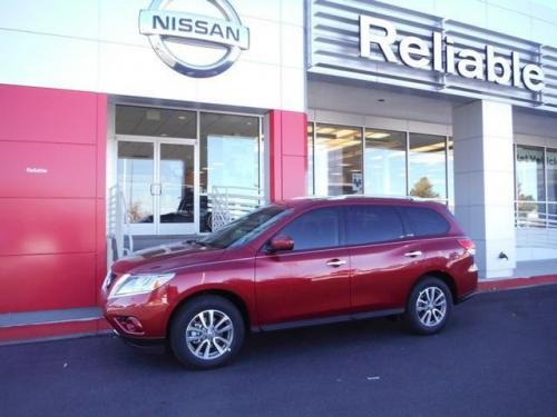 Photo of a 2013-2017 Nissan Pathfinder in Cayenne Red (paint color code NAH)