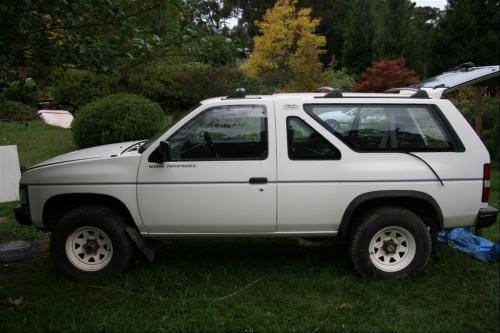 Photo of a 1987-1988 Nissan Pathfinder in Mint White (paint color code 002)