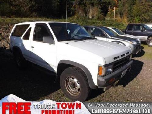 Photo of a 1987-1988 Nissan Pathfinder in Mint White (paint color code 002)