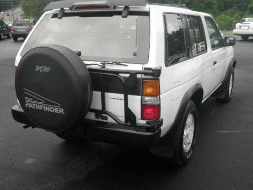 Photo of a 1989-1995 Nissan Pathfinder in Vail White (paint color code 531)