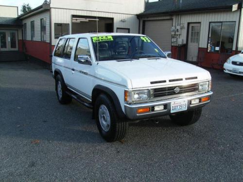 Photo of a 1989-1995 Nissan Pathfinder in Vail White (paint color code 531)