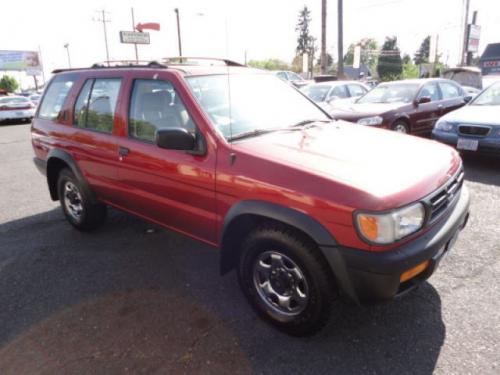 Photo of a 1996-2000 Nissan Pathfinder in Cayenne Red (paint color code AP0)