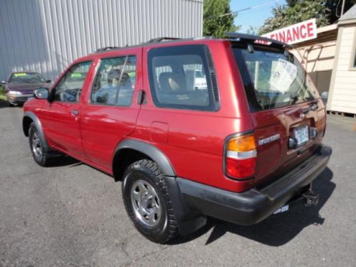 Photo of a 1996-2000 Nissan Pathfinder in Cayenne Red (paint color code AP0)