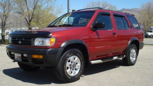 Photo of a 1996-2000 Nissan Pathfinder in Cayenne Red (paint color code AP0)