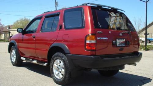 Photo of a 1996-2000 Nissan Pathfinder in Cayenne Red (paint color code AP0)