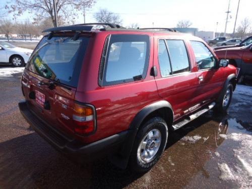 Photo of a 1996-2000 Nissan Pathfinder in Cayenne Red (paint color code AP0)