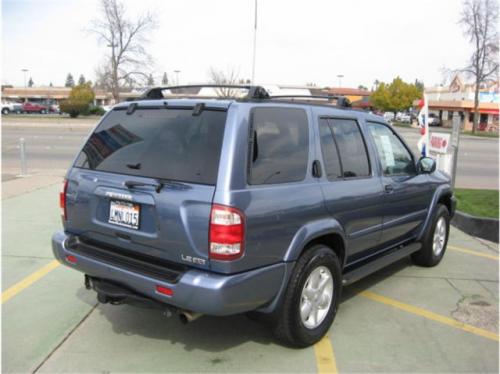 Photo of a 1999-2002 Nissan Pathfinder in Bayshore Blue (paint color code BV6)