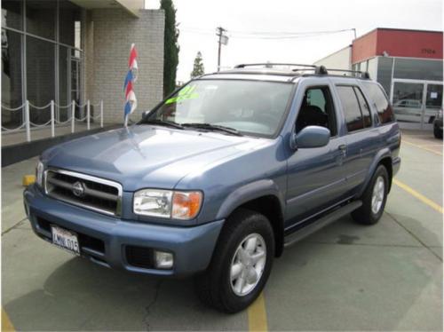 Photo of a 1999-2002 Nissan Pathfinder in Bayshore Blue (paint color code BV6)