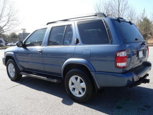 Photo of a 1999-2002 Nissan Pathfinder in Bayshore Blue (paint color code BV6)