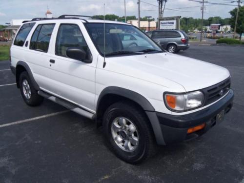 Photo of a 1996-2000 Nissan Pathfinder in Cloud White (paint color code QM1)