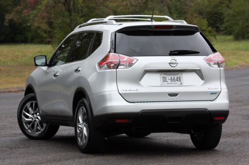 Photo of a 2014-2020 Nissan Rogue in Brilliant Silver Metallic (paint color code K23)