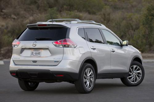 Photo of a 2014-2020 Nissan Rogue in Brilliant Silver Metallic (paint color code K23)