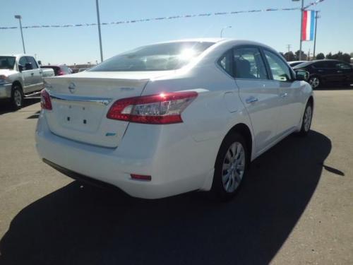 Photo of a 2013-2019 Nissan Sentra in Aspen White Tricoat (paint color code QAC)