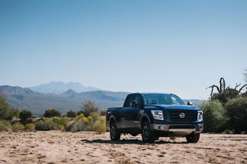 Photo of a 2016-2024 Nissan Titan in Deep Blue Pearl (paint color code RAY)