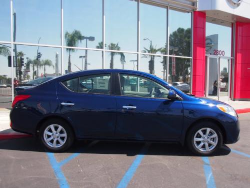 Photo of a 2012-2014 Nissan Versa in Blue Onyx (paint color code B23)