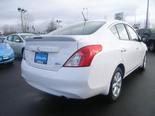 Photo of a 2012-2019 Nissan Versa in Fresh Powder (paint color code QM1)