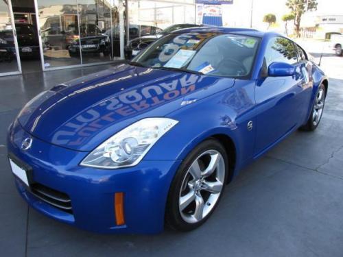 Photo of a 2003-2007 Nissan Z in Daytona Blue (paint color code B17)